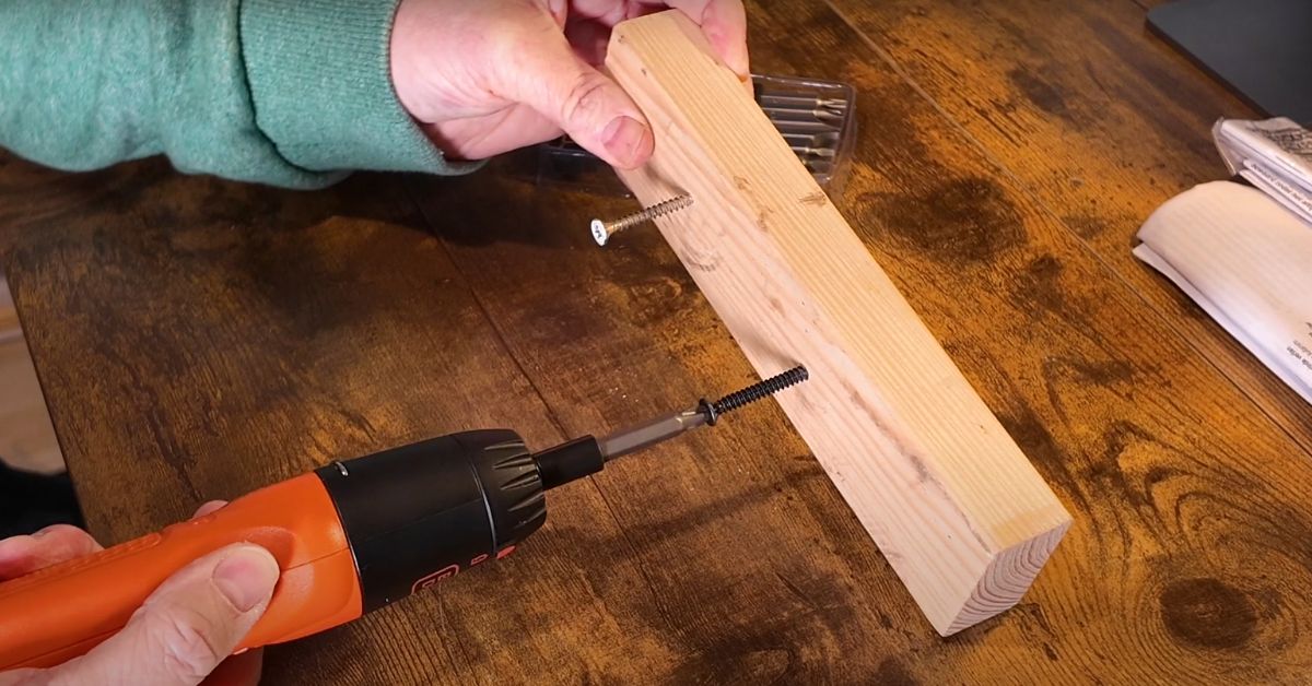 Black And Decker 6v Handheld Screwdriver Review (7)