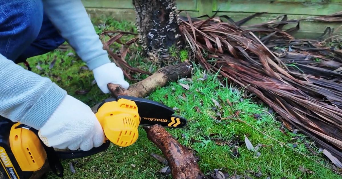 Brushless Mini Chainsaw Review (7)